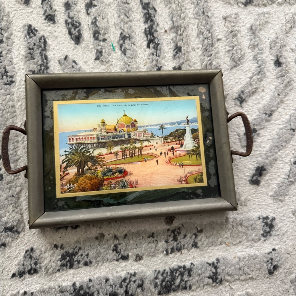 Le Palais de la Je-tee Promenade post card
